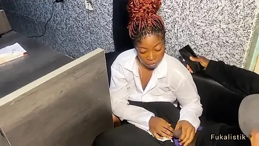 Доктор с большими сиськами трахает клиента с большим черным членом, муж в офисе