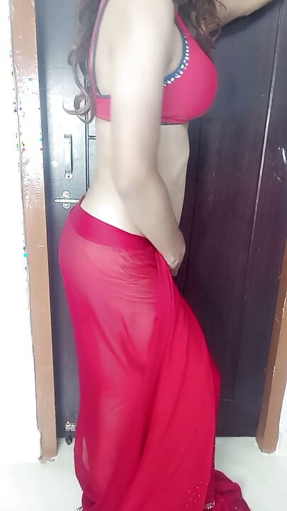 Madrasta indiana gostosa usando sutiã vermelho sexy e sári de cetim