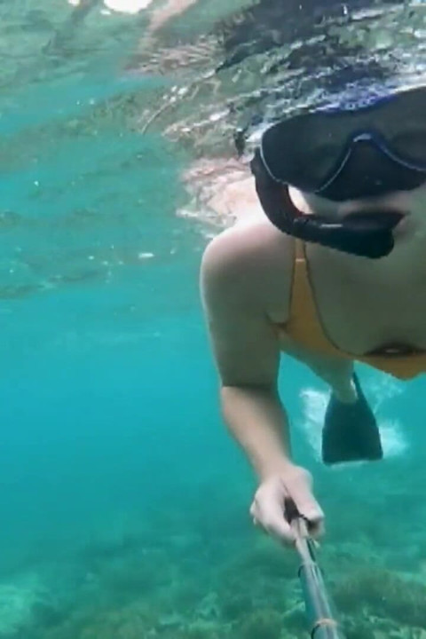 Snorkelslet: strakke bikini, duikmasker en onderwater fin plagen