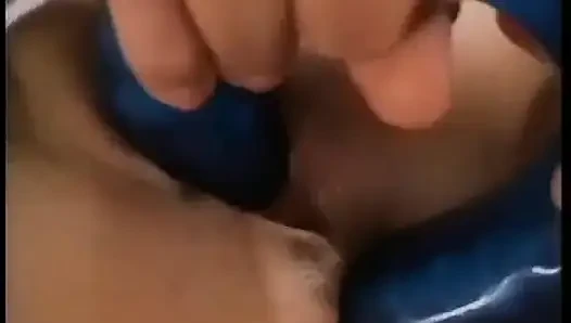 Cowok berondong ini lagi asik muasin memeknya pakai dildo gaya doggy