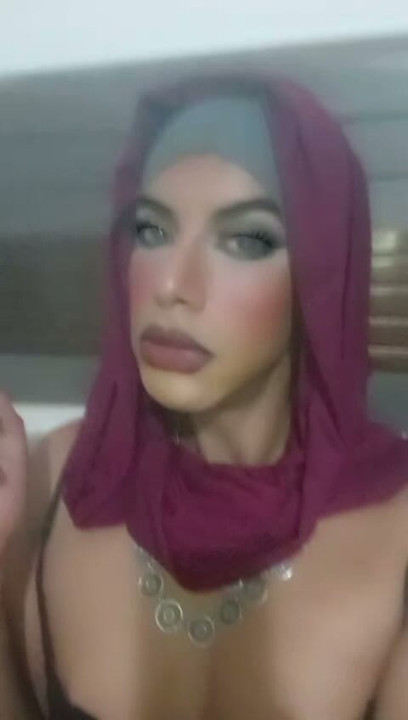Arabska trans Mistress paląca papierosa