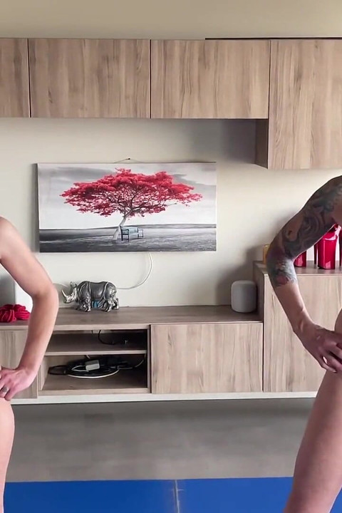 Cheyenne jewell vs ruby blue in un incontro competitivo di sottomissione topless al 100%