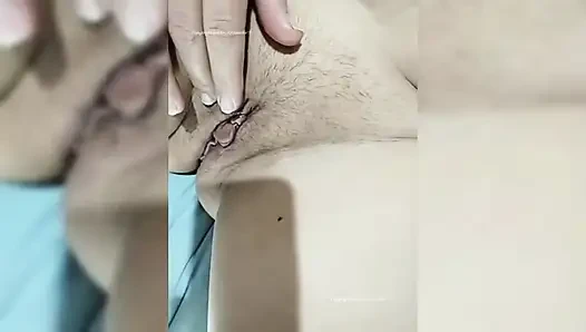Menangani kontol dengan sensual dan lembut. Tante bahenol ini jarang coli!