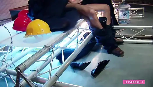 Blonde schätzchen in netzstrümpfen mit tollen möpsen genießen es in einem schwanz