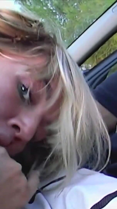 Spectacular moment from "Blondinen blasen einfach am besten im Auto"