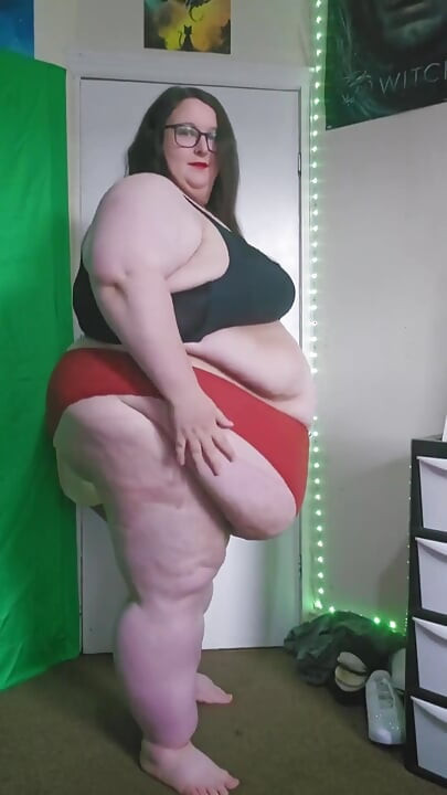 SSbbw 巨人穿着紧身红色内裤行走
