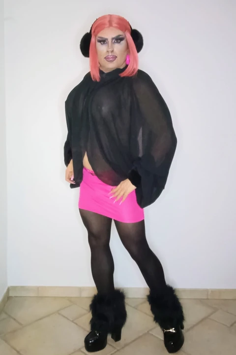 Popping dance of sexy mature TMILF bimbo Elisa in high heels
