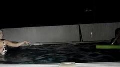 Девушка с большими сиськами на вечеринке у бассейна