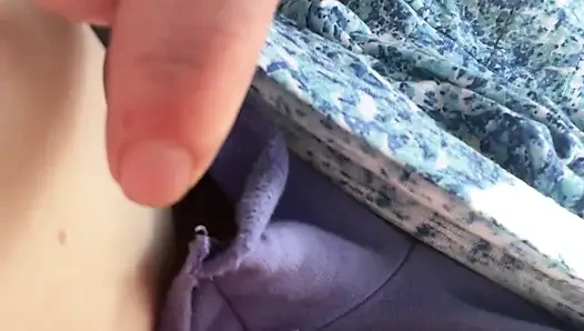 Stiefmutter Spielt Hinten Im Bus Mit Ihrer Stinkenden Muschi, Dann Schnüffelt Und Lutscht Ihre Stinkenden Finger!