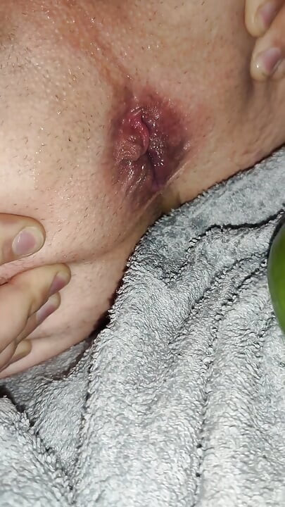 我的妻子正在用一根巨大的黃瓜操我的屁股。