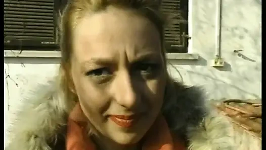 Тинка приходит к нему домой за кофе в любительском видео