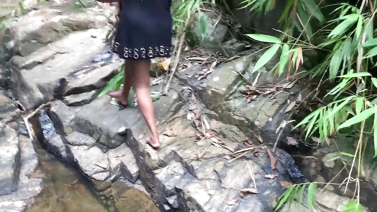 Ik filmde mijn vriendin terwijl ze naakt aan het baden was en masturbeerde bij een waterval.