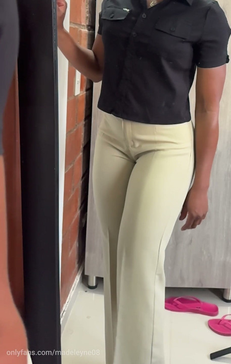 Big fitness ass dressing up the pants