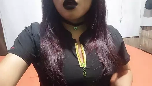 Я так счастлив, потому что я получила новую работу, что я мастурбую и трогаю мой клитор, чтобы праздновать ее