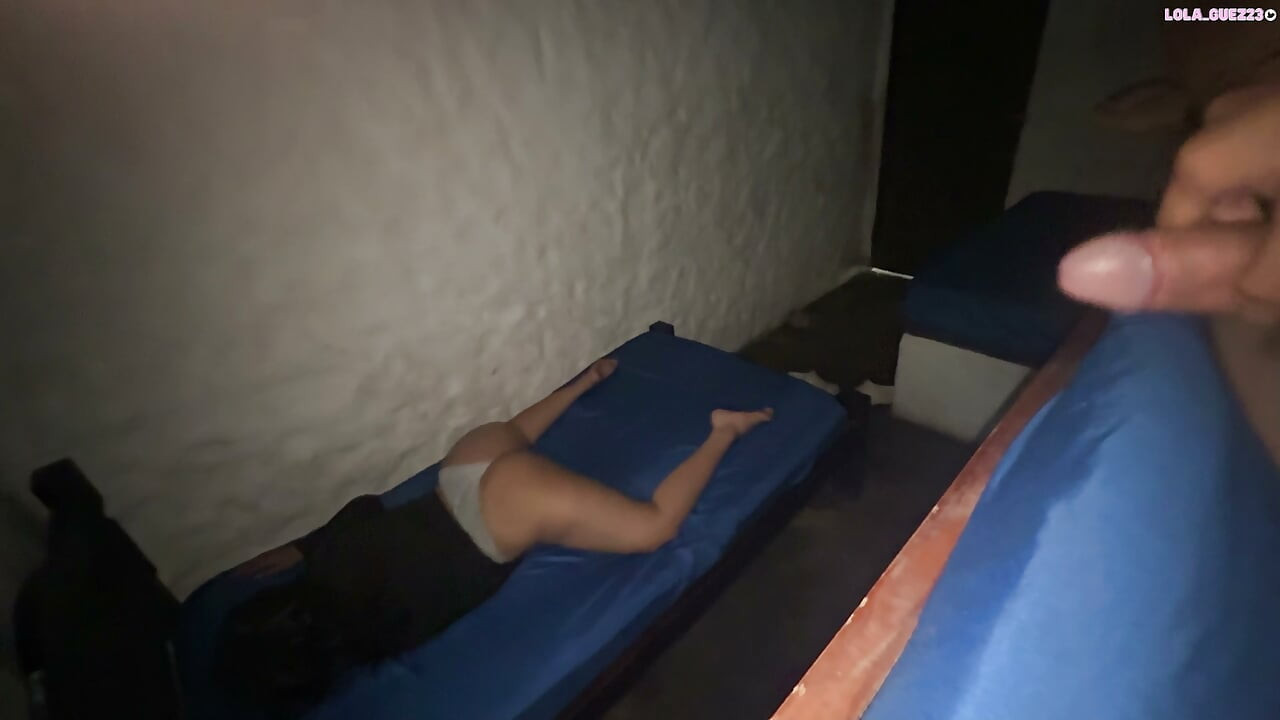 Masturbándose mientras mi hermanastra se toca