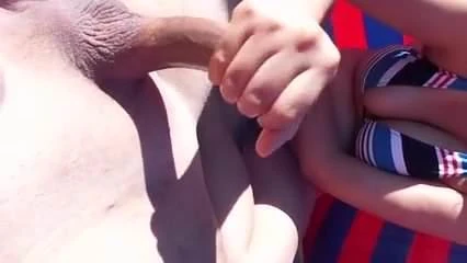 Пара дрочит на пляже