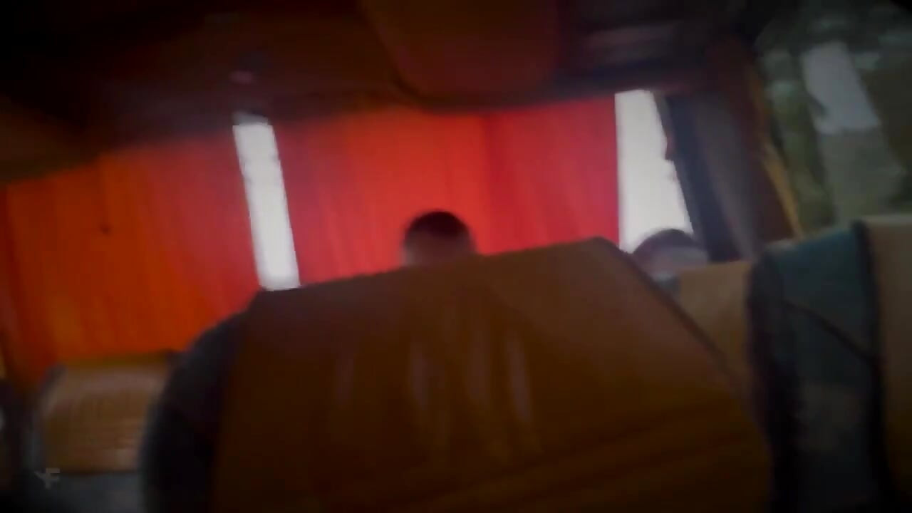 Dei Um Aho Para Um Estranho No Banco De Trás Do Ônibus E Gozei