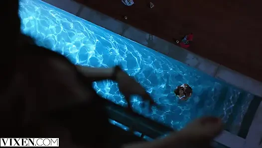 VIXEN - Janice Griffith und ivy wolfe schleichen sich für nächtlichen pool-spaß in den garten