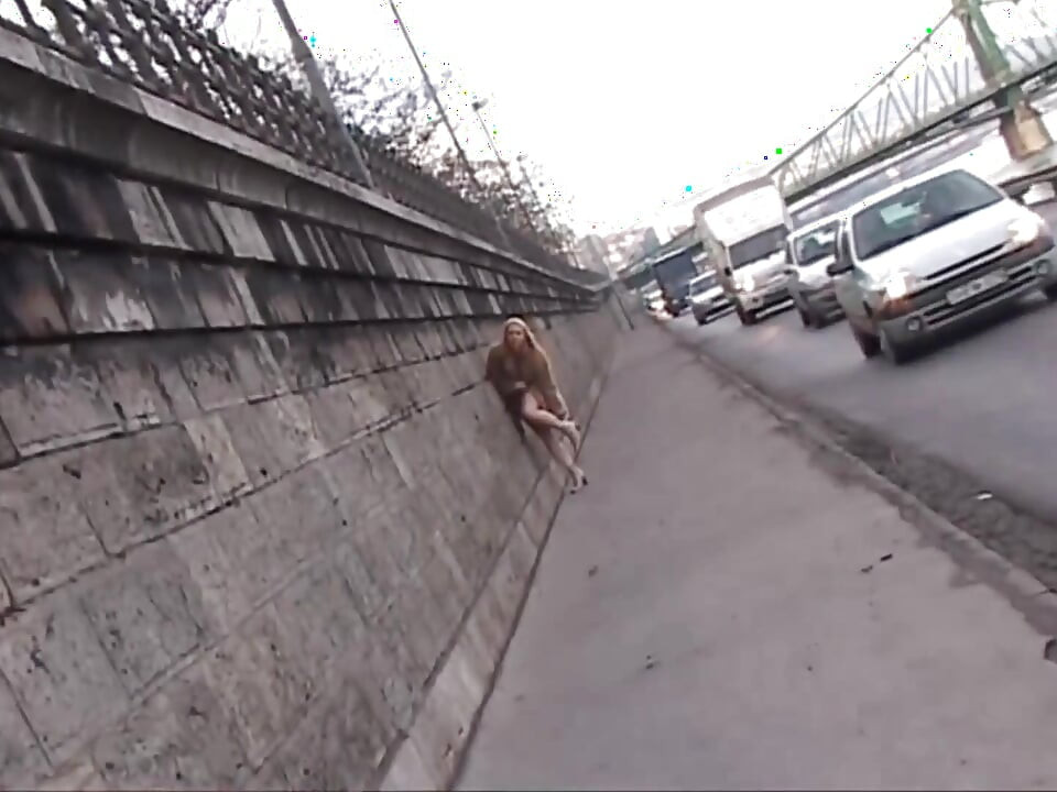 这个美丽的丰满女孩在街上自慰并在家吹箫