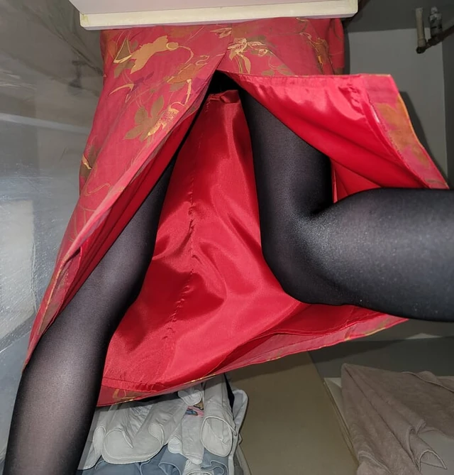 Long red skirt with a slippery smooth lining