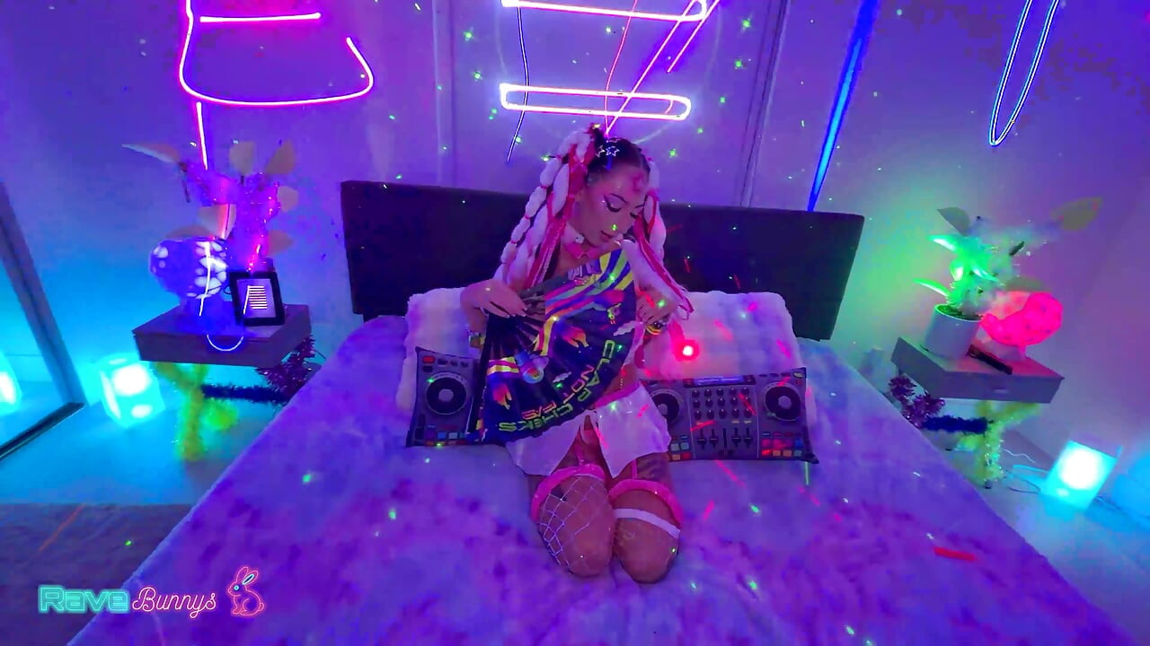 Selina habis-habisan dengan ganas di tengah malam!