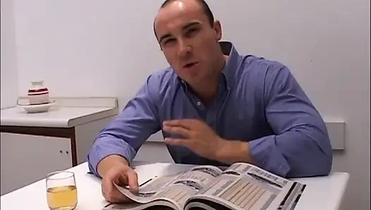 Сексуальную милфу-домохозяйку с волосатой киской жестко трахнул и кончил в рот муж