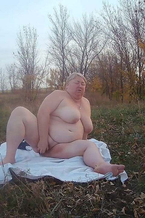 Esposa se masturba com brinquedos na natureza