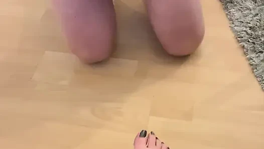 Dia menikmati kaki saya...