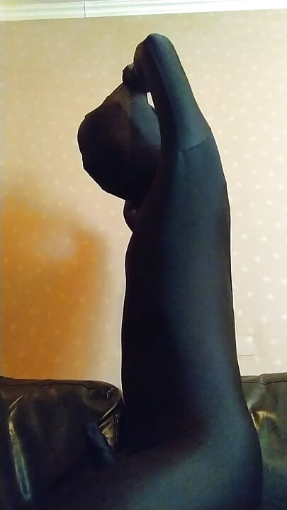 I masturbated comfortably with no makeup, muzzle and nose hook, and full body tights!