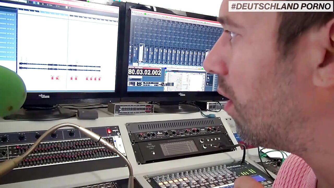Sexig rött hår brud på kuk i radiostudion