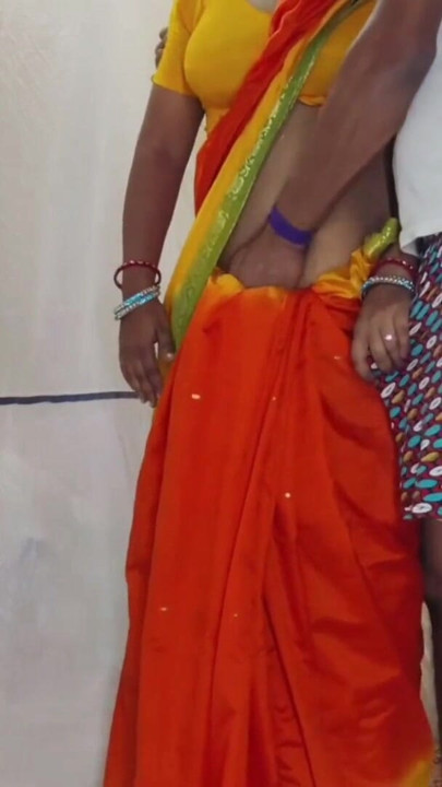 La esposa india y el amigo del esposo tuvieron relaciones sexuales en secreto cuando la esposa estaba enojada con el esposo | Clip 2