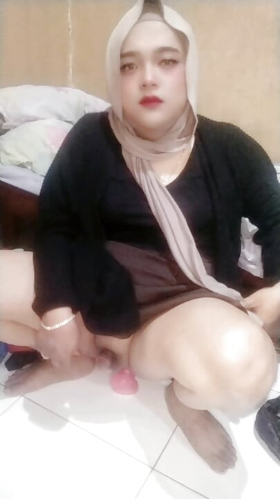 Ivvy Crossdresser Hijab Sucks Dildo and Riding It