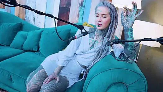 Ich spreche über M - Musik - ASMR podcast SFW spricht goth dünnes mädchen dreadlocks tattoo-modell inked mädchen