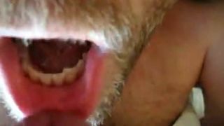 Cumming en primer plano de la lengua de mi amigo