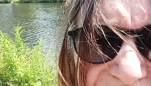 Nymeria Malfoy pinkelt am fluss