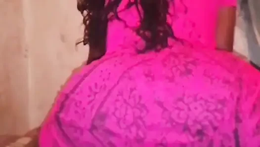 Terlihat seksi di gaun