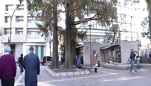 Public plaza kiss addict daha fazlası için yalvarıyor hareket halinde öpüşmeye devam ediyor sonra oral ve ağız bitiyor