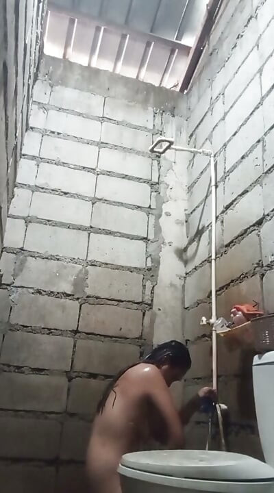 Prends un bain avant que mon mari arrive.