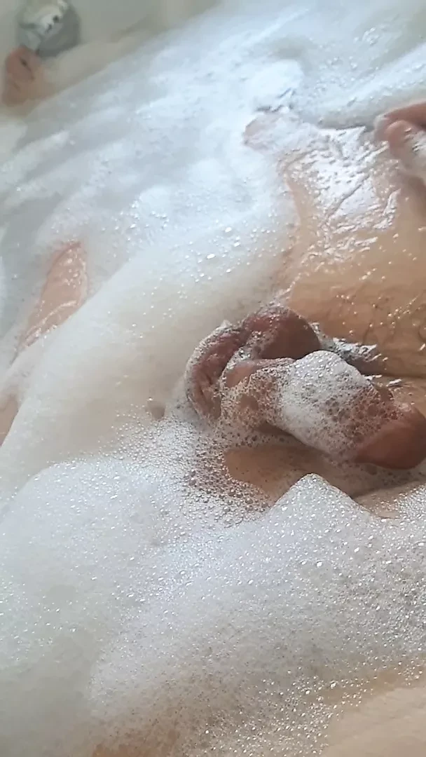 German Boy taking a bath and jerking off until he cums