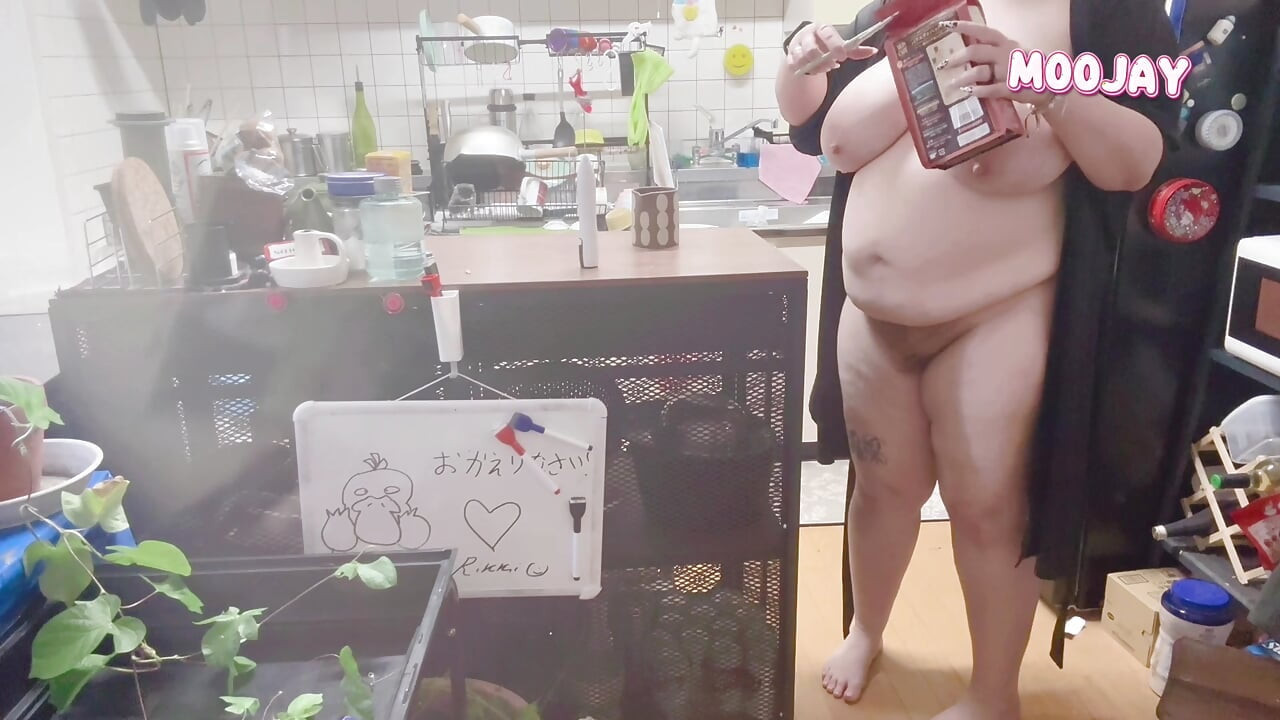 젖탱이를 청소하는 오픈 로브