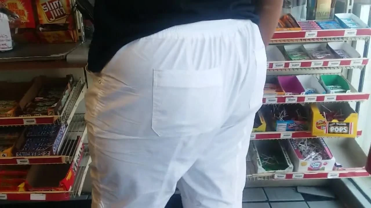Μαύρη milf με μεγάλο κώλο σε λευκό παντελόνι