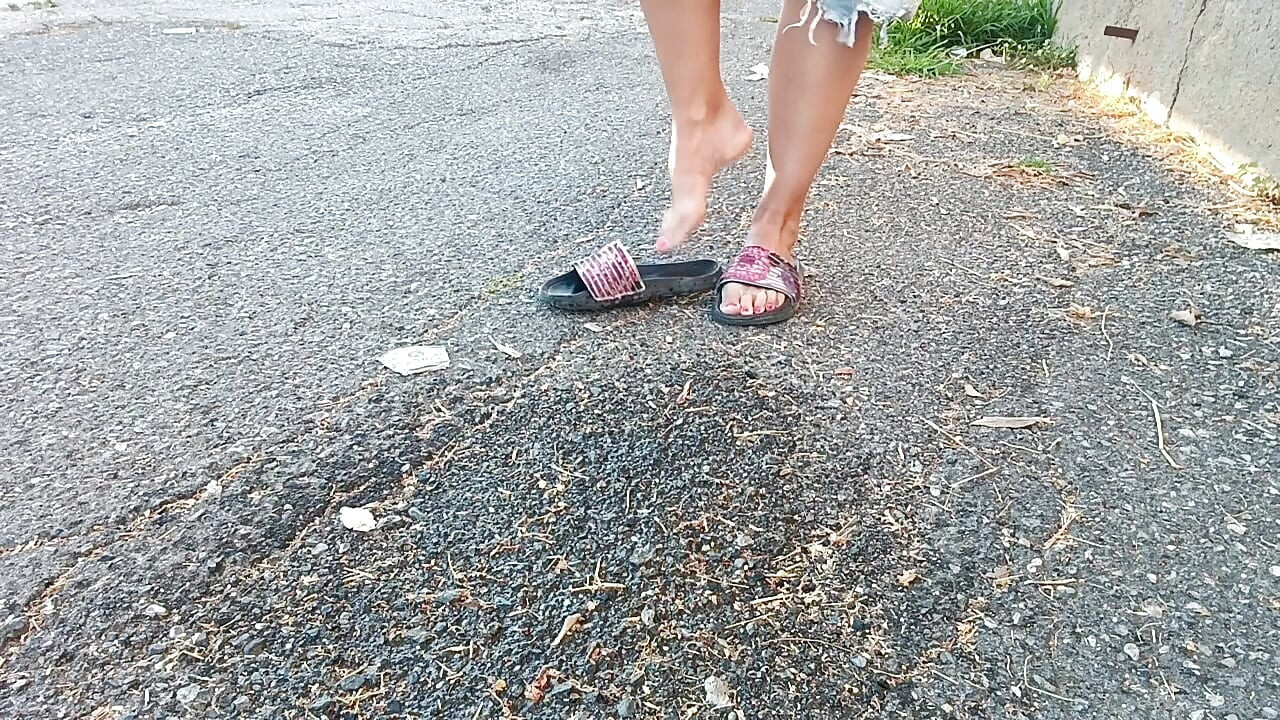 A mostrar os meus peitos, a exibir os meus peitos e a cona, e a mijar na rua.