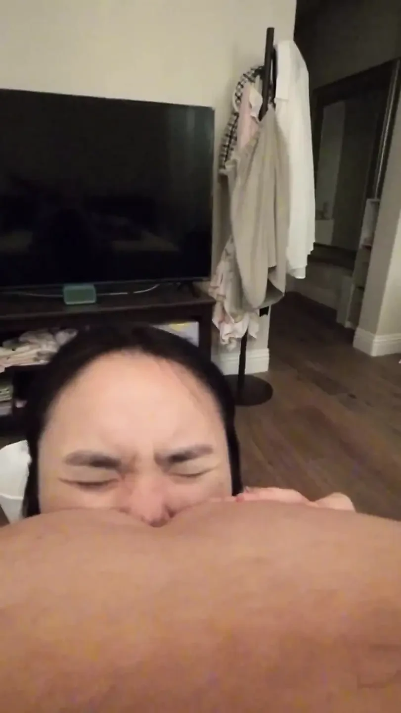 爸爸的好女孩喜欢用她的舌头清洁我肮脏的屁眼
