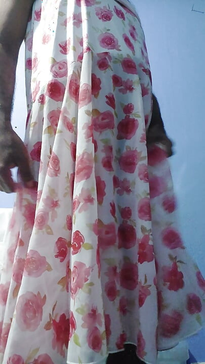 Shemale onani dan pancut pakai skirt chiffon floral seethrough sutera yang mengembang