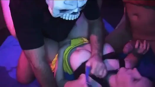 Cewek dewasa di-gangbang sama cowok-cowok sange di pesta seks liar