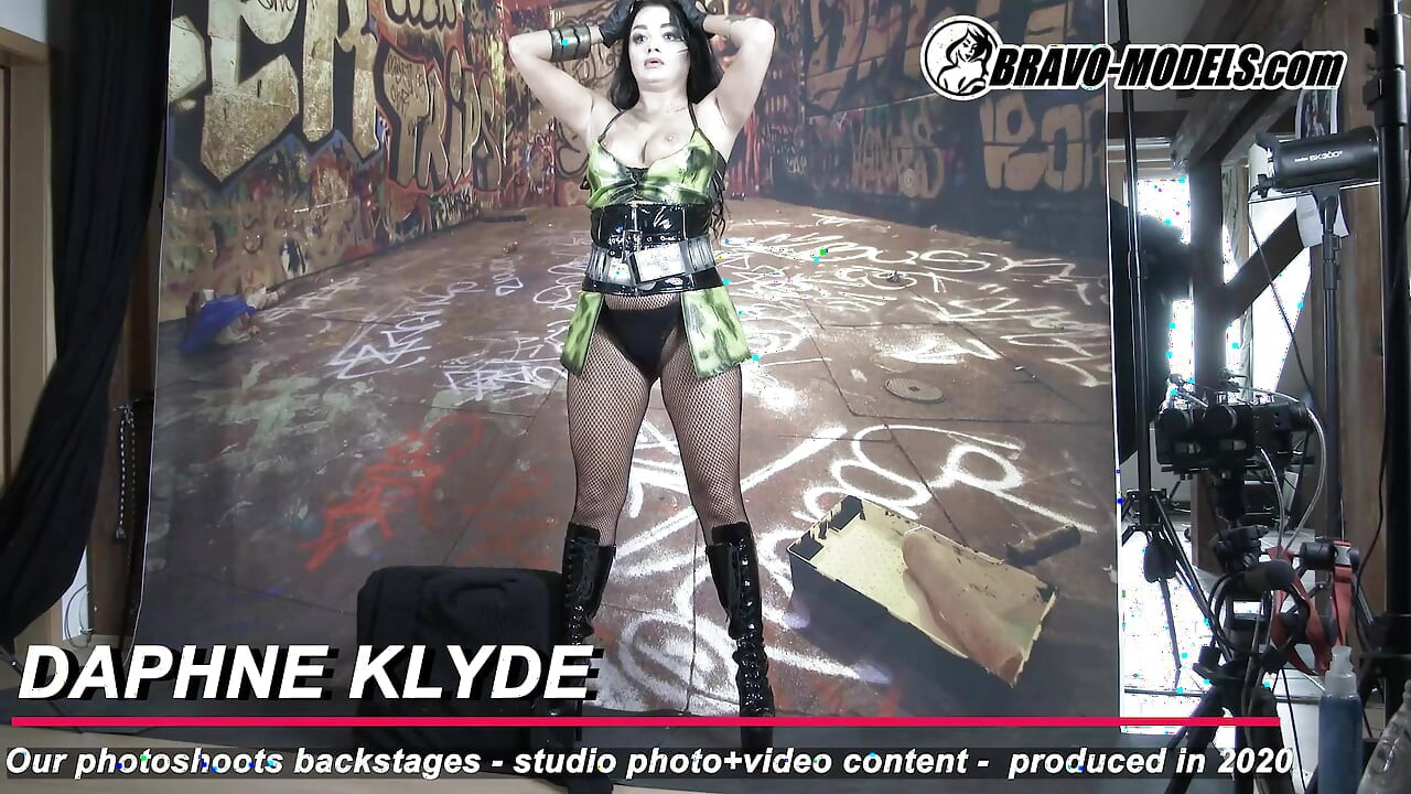 Nos bastidores da sessão de fotos Daphne Klyde - Adulto