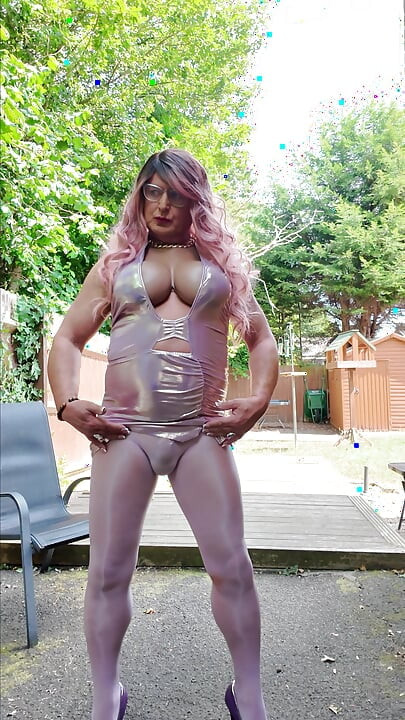 Crossdresser sexy Kellycd2022 în ciorapii mei de liliac fără cusături și tocuri