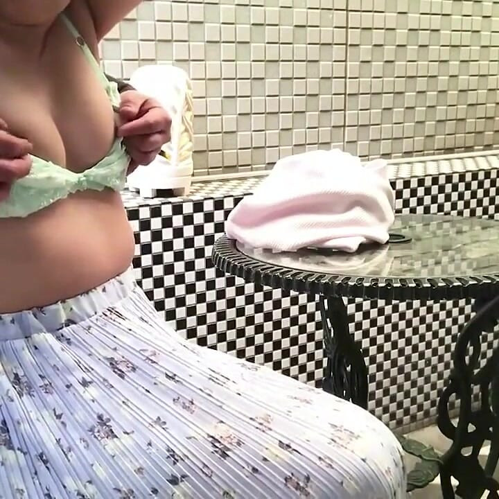 Privates shooting mit einer stilvollen verheirateten schönheit im freien und einem creampie von hinten