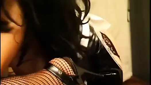Pembantu latina rambut merah lagi asik fingering dan muasin memeknya pakai dildo di atas meja