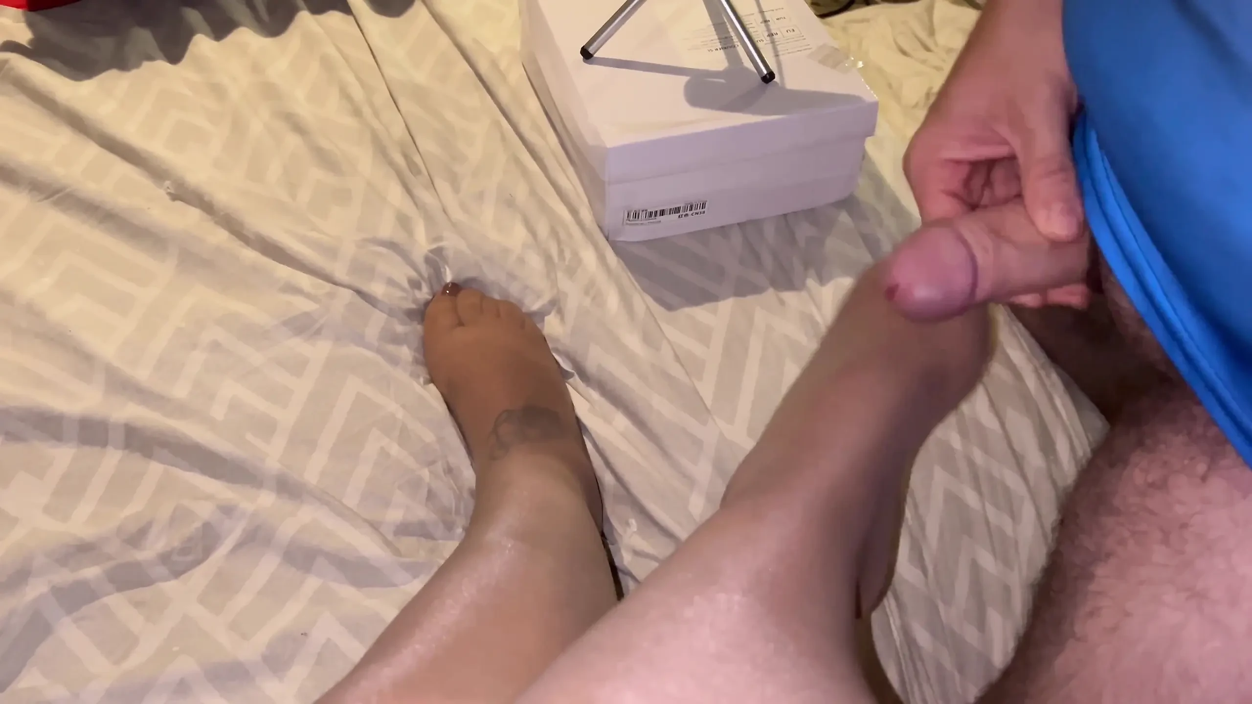Con el smartphone filmo a mi marido corriéndose mis pies velados
